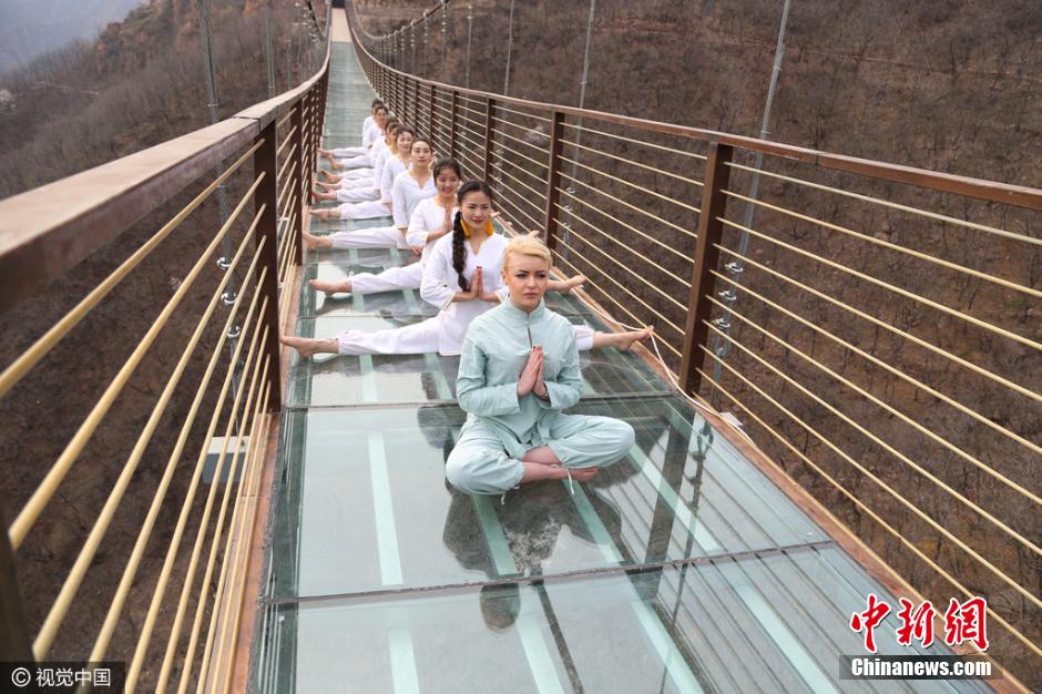 中外美女百米高空玻璃桥练瑜伽