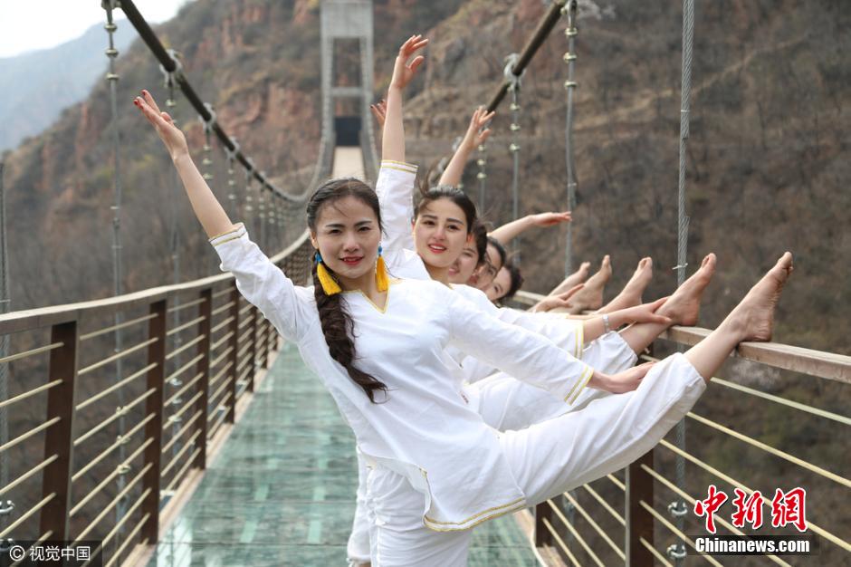 中外美女百米高空玻璃桥练瑜伽