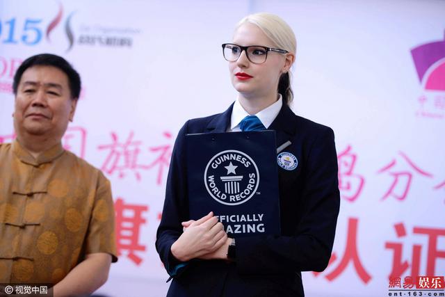 高清:撒贝宁妻子来青见证吉尼斯 现场被包围