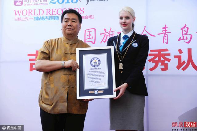 高清:撒贝宁妻子来青见证吉尼斯 现场被包围