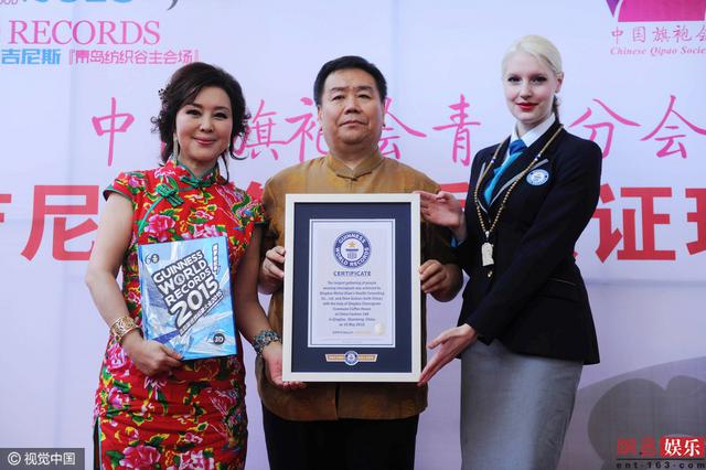 高清:撒贝宁妻子来青见证吉尼斯 现场被包围