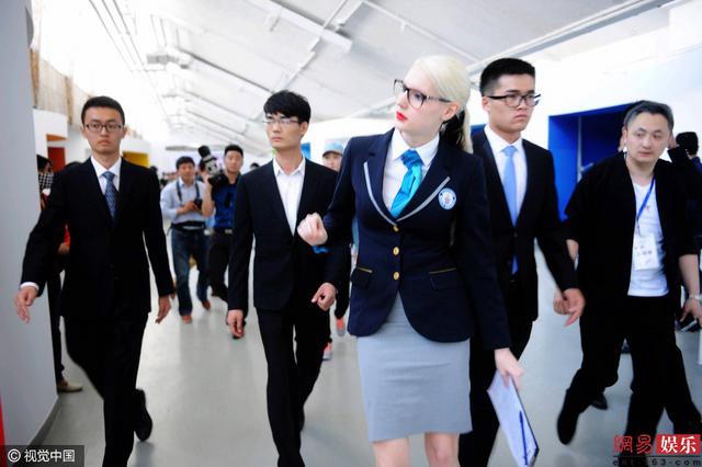 高清:撒贝宁妻子来青见证吉尼斯 现场被包围