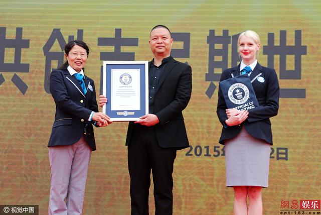 高清:撒贝宁妻子来青见证吉尼斯 现场被包围