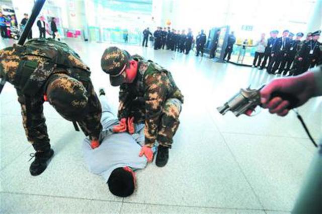 警方演练处置恐袭 武警飞踢帅炸不输宋仲基