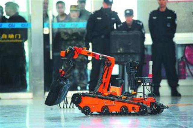 警方演练处置恐袭 武警飞踢帅炸不输宋仲基