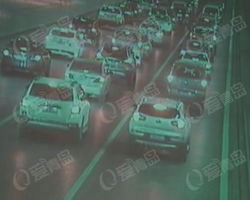 胶州湾隧道多车追尾 造成交通拥堵