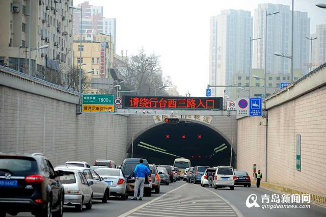 胶州湾隧道多车相撞 隧道拥堵一度关闭