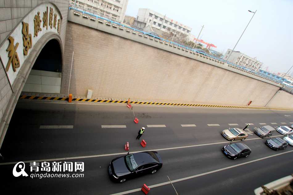 胶州湾隧道多车相撞 隧道拥堵一度关闭