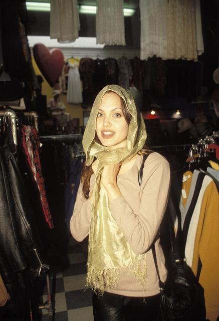 安吉丽娜-朱莉19岁写真曝光 清纯性感