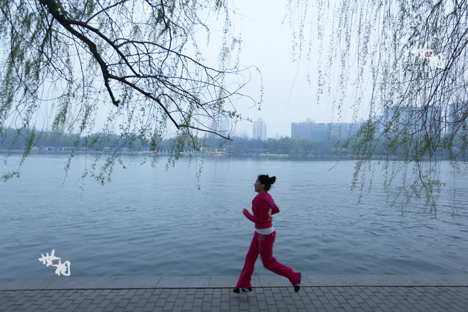 深夜列车美女乘务员的双面人生