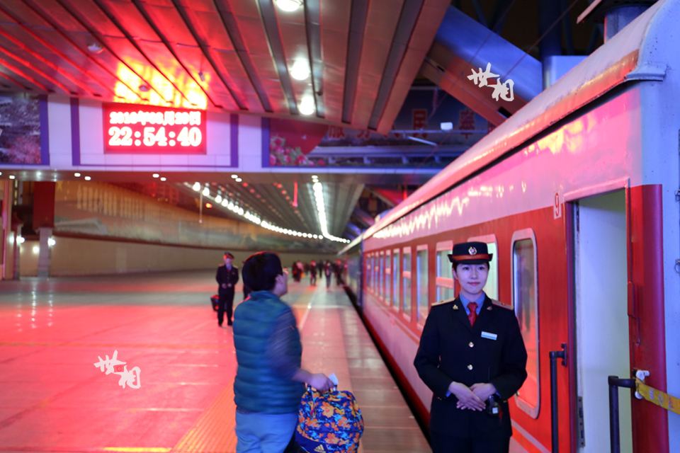 深夜列车美女乘务员的双面人生