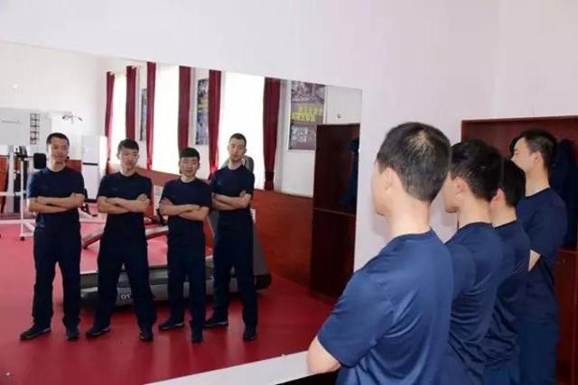 颜值爆表！中国海军航空兵地勤秀新装