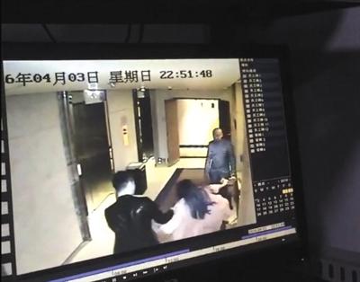 网曝女子酒店遭陌生男子跟踪拖拽 警方已证实