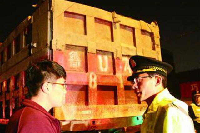 交警曝光34辆超载渣土车 深夜超载意图绕小道