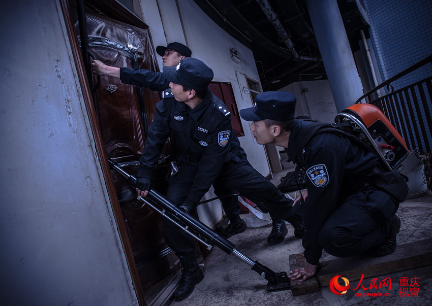重庆特警发布“高颜值”训练照