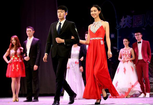 武汉高校女神展职场风采：礼仪到位 颜值还高