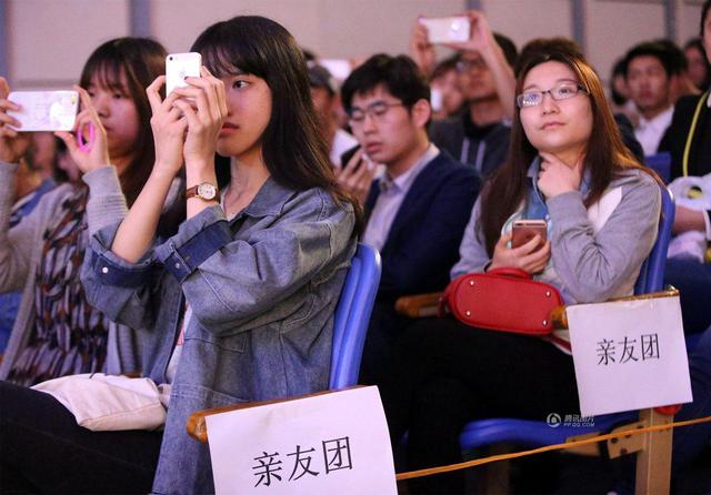 武汉高校女神展职场风采：礼仪到位 颜值还高