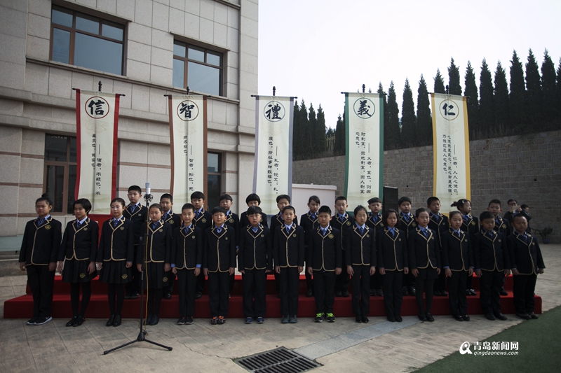 高清：孔子学堂落户青岛格兰德小学 千人行古礼