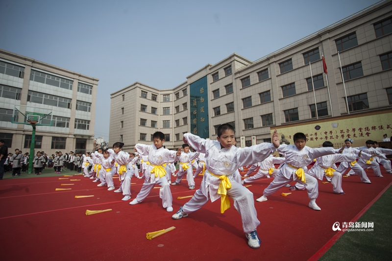 高清：孔子学堂落户青岛格兰德小学 千人行古礼