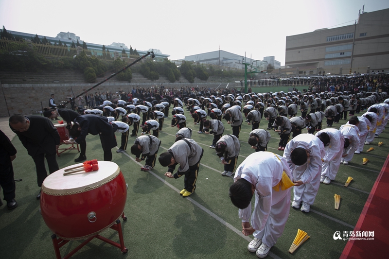 高清：孔子学堂落户青岛格兰德小学 千人行古礼