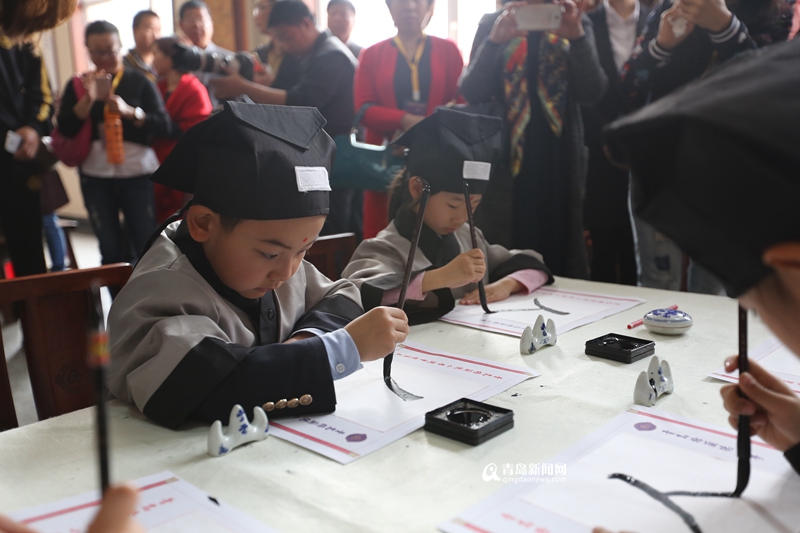 高清：孔子学堂落户青岛格兰德小学 千人行古礼