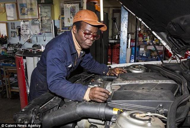 最幸运汽修工！ 修车修一半被叫去当国王