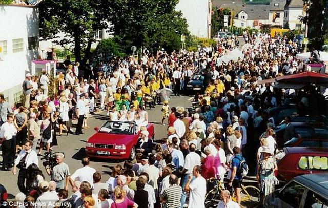 最幸运汽修工！ 修车修一半被叫去当国王