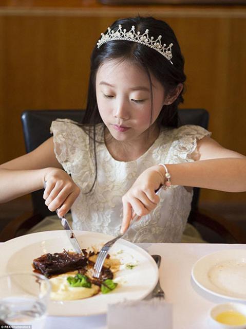 家长让孩子上“贵族礼仪”培训班　一天3800