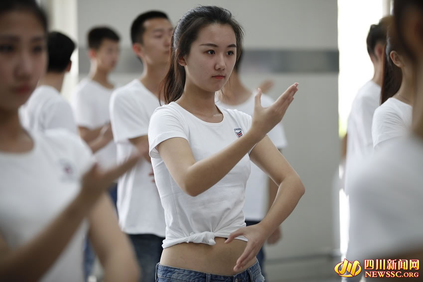 00后女空乘学咏春防狼术 呼吁不做麻木旁观者