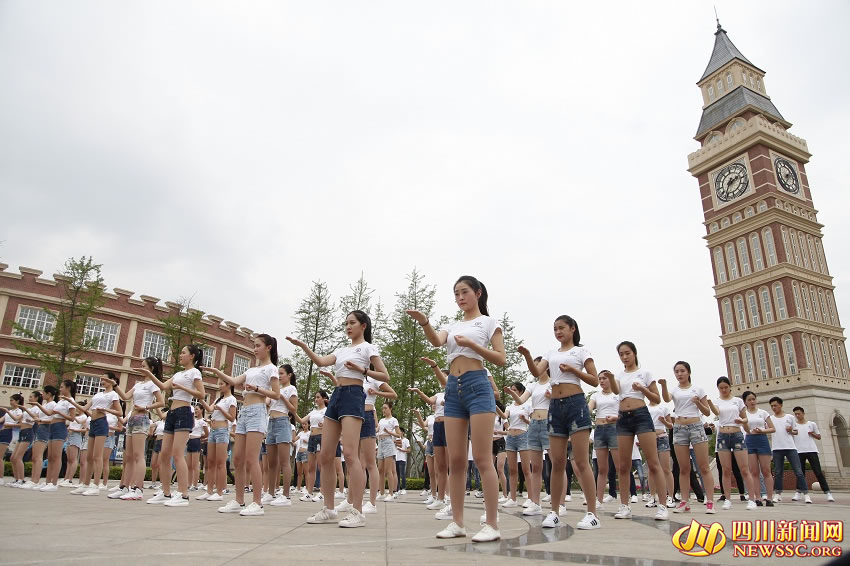 00后女空乘学咏春防狼术 呼吁不做麻木旁观者