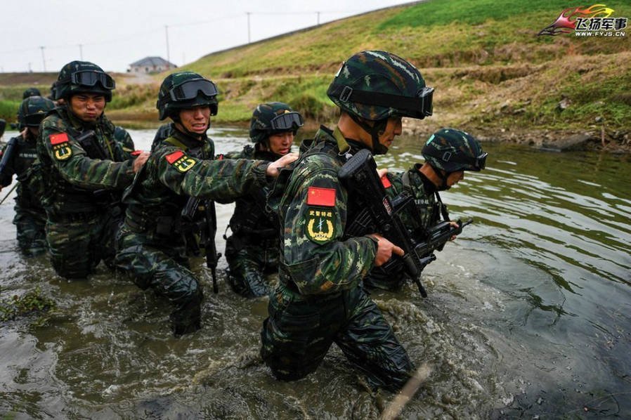 俩毛贼慌不择路撞进武警训练场 被当场抓获