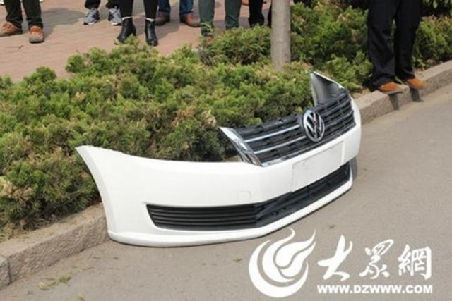 女司机把轿车开上树