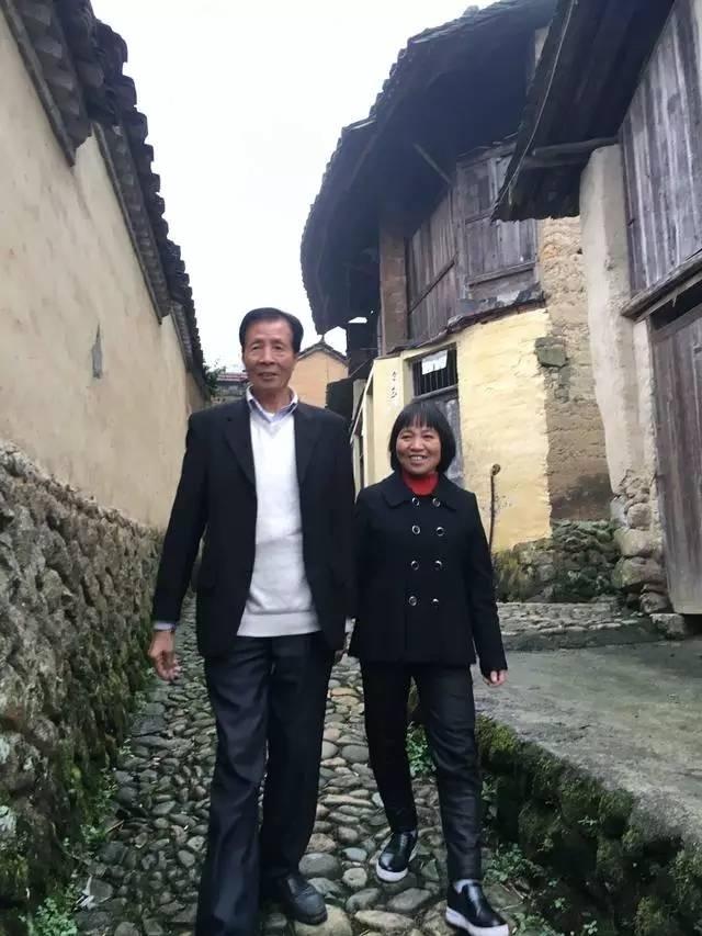 亿万富翁舍弃海外资产与农妇结婚 因借宿相识