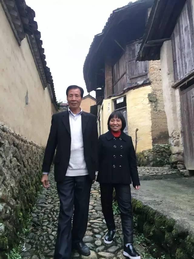 2015年底，浙江省云和县“最美梯田”的迤逦山水间，流传着这样一则传奇：一位名叫姚南山的亿万富翁，告别了生活30年的西班牙，舍弃了海外亿万资产，搬进了山里，甘愿做一名农夫！姚南山竟然是海外华侨，拥有亿万资产，不仅在西班牙有餐厅和游乐场，在国内也有六七套房产，还在老家投资了一家铝合金厂。这次回国，他是接受了青田政府的邀请，回来考察项目的。