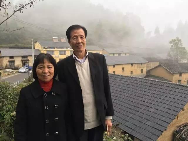 因借宿，两人相识2013年7月6日，浙江省云和县梯田景区，57岁的姚南山频频按动相机的快门。穹苍之下，如画般的梯田，让他流连忘返。直到夕阳西下，姚南山和朋友才下山，却错过了回城的末班车，两人在山脚下敲响了山里一户人家的门，因此机缘巧合爱上了热情质朴的乡下农妇刘丽娟。