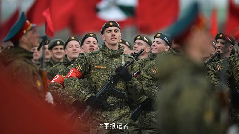 俄举行红场胜利日阅兵彩排“阿玛塔”坦克亮相