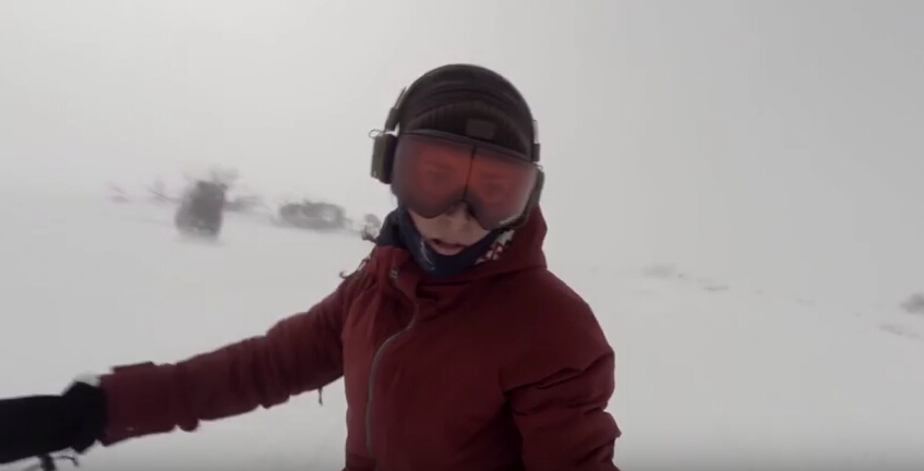 一女子戴耳机自拍滑雪 身后惊现巨熊沿路追杀