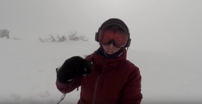 一女子戴耳机自拍滑雪 身后惊现巨熊沿路追杀