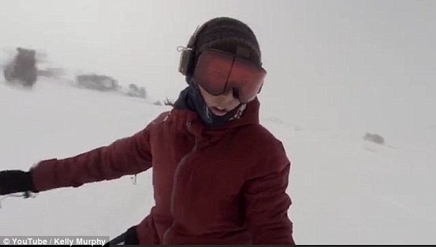 一女子戴耳机自拍滑雪 身后惊现巨熊沿路追杀