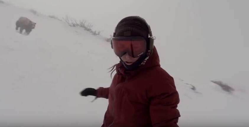 一女子戴耳机自拍滑雪 身后惊现巨熊沿路追杀