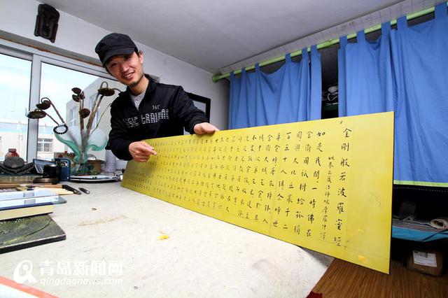 青岛艺术家独创玻璃刻字绝活