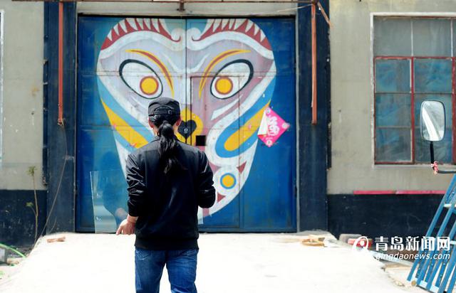 青岛艺术家独创玻璃刻字绝活