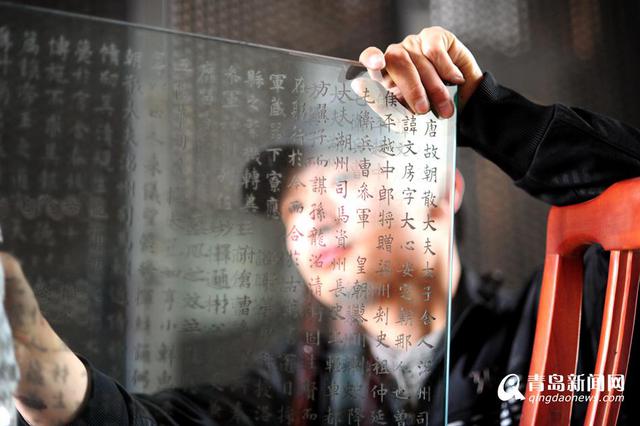 青岛艺术家独创玻璃刻字绝活