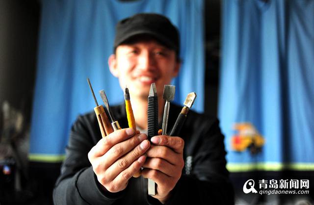 青岛艺术家独创玻璃刻字绝活