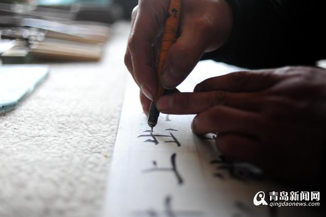 青岛艺术家独创玻璃刻字绝活