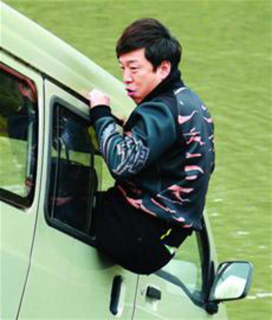 黄渤《极限挑战》被困车里 猛砸车玻璃逃生(图) 黄渤《极限挑战》被困车里 猛砸车玻璃逃生(图)