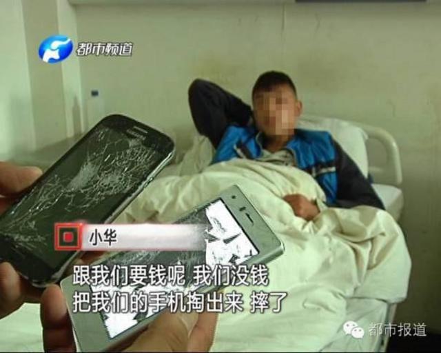 4月9号下午三点,小华和小鹏相约骑摩托车一起兜风玩耍,没想到行至南阎公路时,却被14名同龄孩子拦住。 小华和小鹏说,他们和对方并不认识,被围堵后,对方提出要两人把随身所带的财物全部交出。