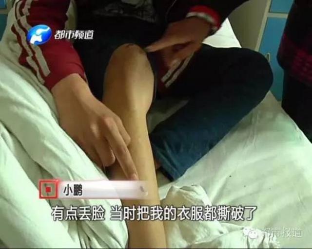 小华和小鹏说,他们被14名同龄人殴打侮辱了1个多小时后才得以回家,身体与心理上都受到很大伤害。