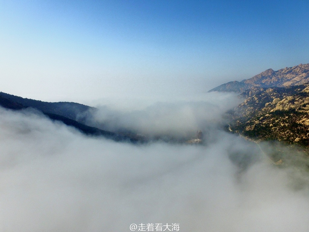 高清：云中青岛仙气十足 雾漫前海沿崂山成仙山