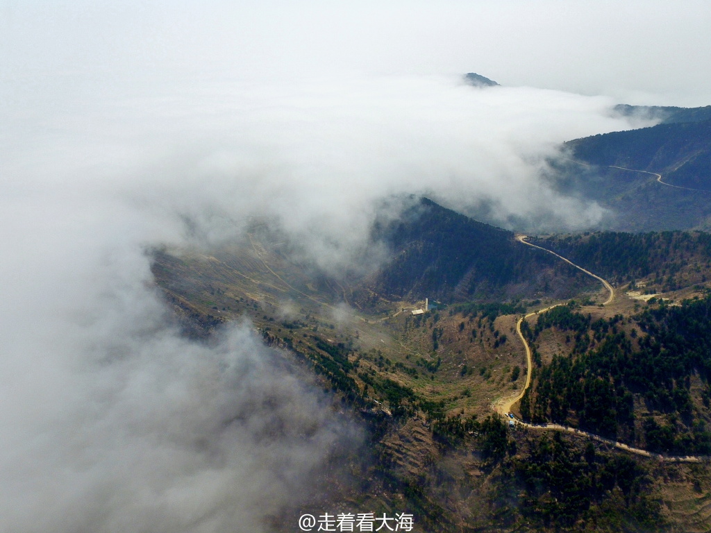 高清：云中青岛仙气十足 雾漫前海沿崂山成仙山